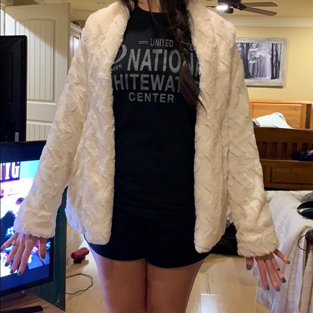 Beautiful faux fur jacket. Cream in color. - Picture 3 of 4